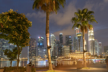 Singapur, Palmen an der Promenade, Skyline in der Abenddämmerung - PC000226