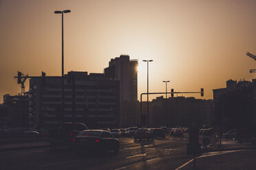 UAE, Dubai, traffic on a road at twilight - MAUF000209