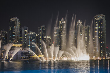 VAE, Dubai, Blick auf das nächtliche Skyling mit Springbrunnen im Vordergrund - MAUF000211