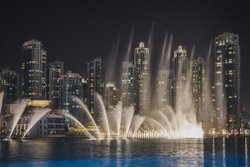 VAE, Dubai, Blick auf das nächtliche Skyling mit Springbrunnen im Vordergrund - MAUF000211