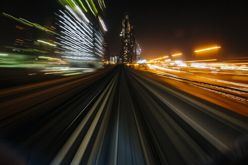 UAE, Dubai, Eisenbahn bei Nacht - MAUF000212