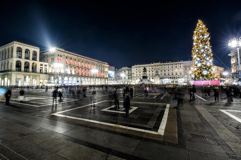 Italien, Mailand, Piazza del Duomo bei Nacht mit Weihnachtsbaum - DAW000408