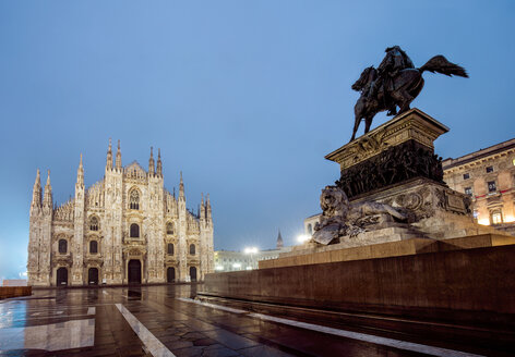 Italien, Mailand, Mailänder Kathedrale und Denkmal von Vittorio Emanuele II - DAWF000409