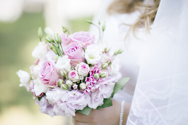 Die Braut hält ihren Blumenstrauß - DAW000425