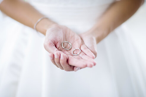 Brides maid holding wedding rings - DAW000430