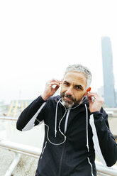 Austria, Vienna, athlete wearing earphones - AIF000157
