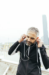 Austria, Vienna, athlete wearing earphones - AIF000158