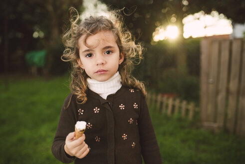 Porträt eines kleinen Mädchens mit Eiswaffel in der Hand - RAEF000763