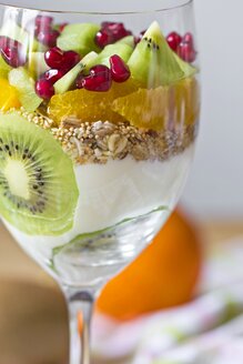 Joghurt mit frischem Obst und Müsli im Glas - YFF000498