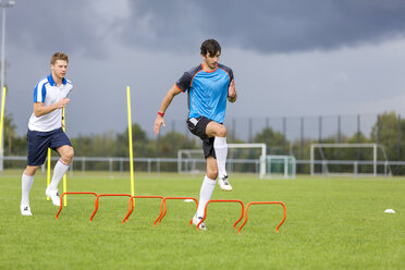 Zwei Fußballspieler beim Training auf einem Sportplatz - SHKF000391