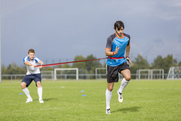 Zwei Fußballspieler beim Training auf einem Sportplatz - SHKF000395