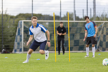 Soccer player exercising on sports field - SHKF000397