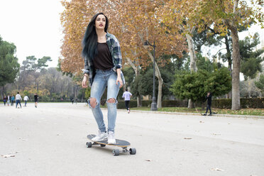 Spanien, Madrid, junge Frau beim Longboarden - KIJF000096