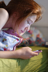 Profile of girl in bed using smartphone - LBF001336