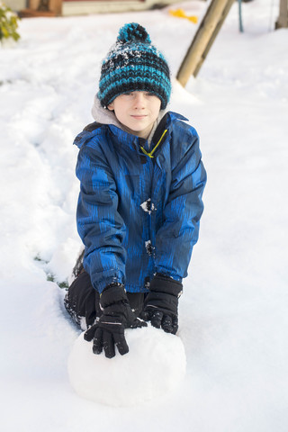 Porträt eines Jungen im Schnee, lizenzfreies Stockfoto