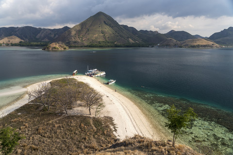 Indonesien, Nusa Tenggara, Strand der Insel Kelor am Rande des Komodo-Nationalparks, lizenzfreies Stockfoto