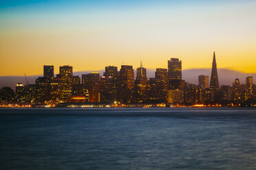USA, Kalifornien, San Francisco, Skyline bei Nacht - GIOF000623