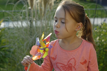 Porträt eines kleinen Mädchens mit Windrädern - LBF001337