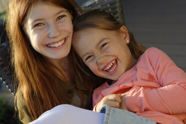 Portrait of two laughing girls - LBF001341