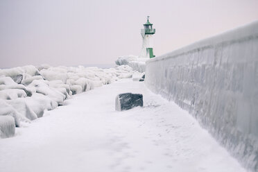 Deutschland, Mecklenburg-Vorpommern, Rügen, Sassnitz, Hafen mit Leuchtturm im Winter - ASCF000426