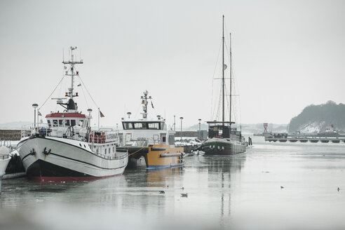 Deutschland, Sassnitz, Fischerboote im Hafen im Winter - ASCF000429