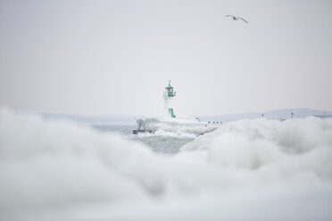 Deutschland, Mecklenburg-Vorpommern, Rügen, Sassnitz, Hafen mit Leuchtturm im Winter - ASCF000434