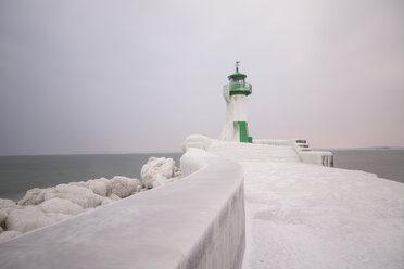 Deutschland, Mecklenburg-Vorpommern, Rügen, Sassnitz, Hafen mit Leuchtturm im Winter - ASCF000443