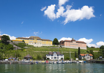 Deutschland, Meersburg, Hafen mit königlichen Stallungen und ehemaligem Priesterseminar - SIEF006911