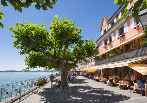 Deutschland, Baden-Württemberg, Bodensee, Meersburg, Uferpromenade, Restaurants, lizenzfreies Stockfoto