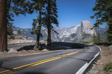 USA, Kalifornien, Yosemite-Nationalpark, Straße und Half Dome - STCF000136