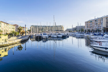 Italien, Ligurien, Savona, Boote im Hafen - THAF001524