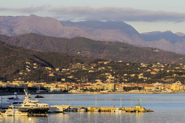 Italien, Ligurien, Savona, Boote im Hafen - THAF001528