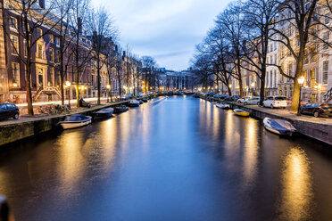 Niederlande, Holland, Amsterdam, Kanal am Abend - DAWF000433