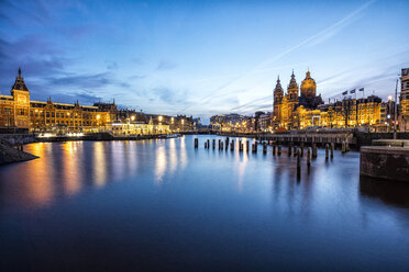 Netherlands, Holland, Amsterdam, Central Station in the evening - DAWF000435