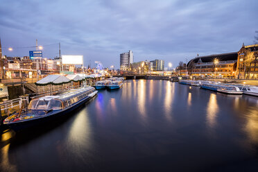 Niederlande, Holland, Amsterdam, Kanal am Abend - DAWF000436