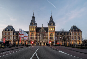 Niederlande, Amsterdam, Rijksmuseum am Abend - DAWF000438