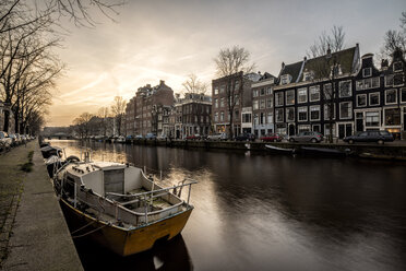 Niederlande, Holland, Amsterdam, Gracht bei Sonnenuntergang - DAWF000439