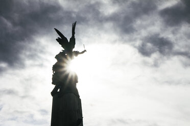 Spanien, Vitoria, Blick auf eine Engelsstatue bei Gegenlicht - ABZF000179