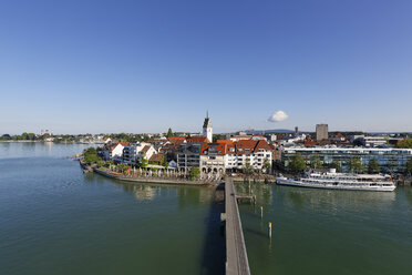 Deutschland, Friedrichshafen, Hafen, Stadtzentrum mit Nikolaikirche - SIEF006916