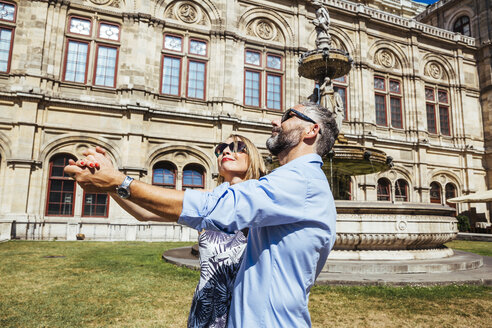 Österreich, Wien, lächelndes Paar tanzt Wiener Walzer vor der Staatsoper - AIF000166