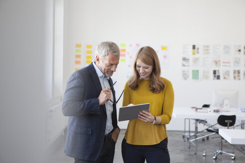 Geschäftsmann und Kollege besprechen Projekt im Büro - RBF003949