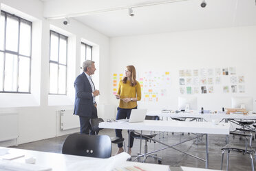 Geschäftsmann und Kollege besprechen Projekt im Büro - RBF003957