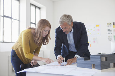 Zwei Architekten besprechen ein Projekt im Büro - RBF003966