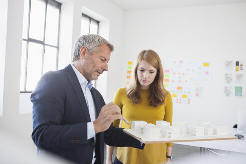 Zwei Architekten besprechen ein Projekt im Büro - RBF003967