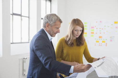 Zwei Architekten besprechen ein Projekt im Büro - RBF003968