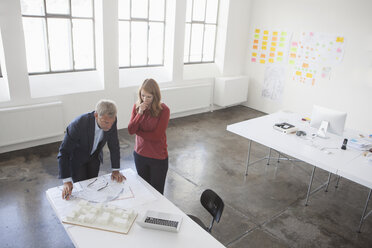 Zwei Architekten besprechen ein Projekt im Büro - RBF003980