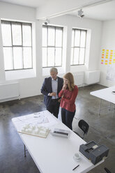 Zwei Architekten besprechen ein Projekt im Büro - RBF003981