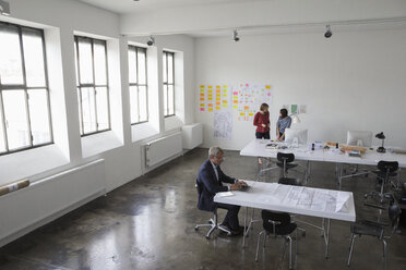 Architekten bei der Arbeit im Büro - RBF003985