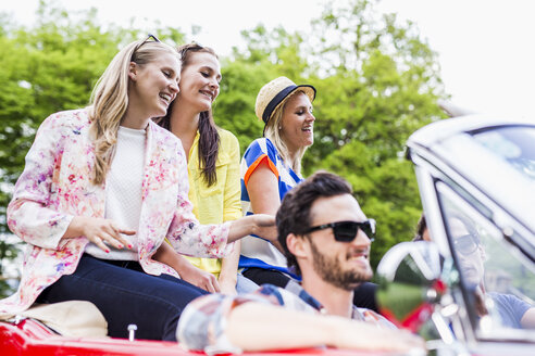 Glückliche Freunde in einem Cabrio - DAWF000444