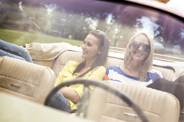 Zwei glückliche junge Frauen in einem Cabrio - DAWF000448